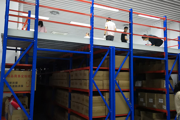 阁楼货架上货
