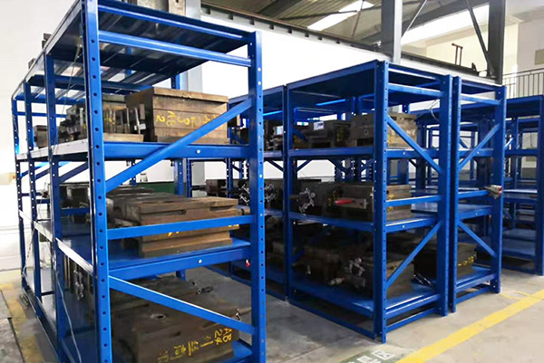 模具货架上放满模具